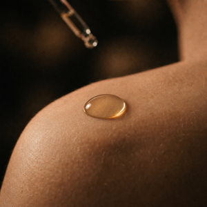 Ræd 540 — Oil droplet on skin macro